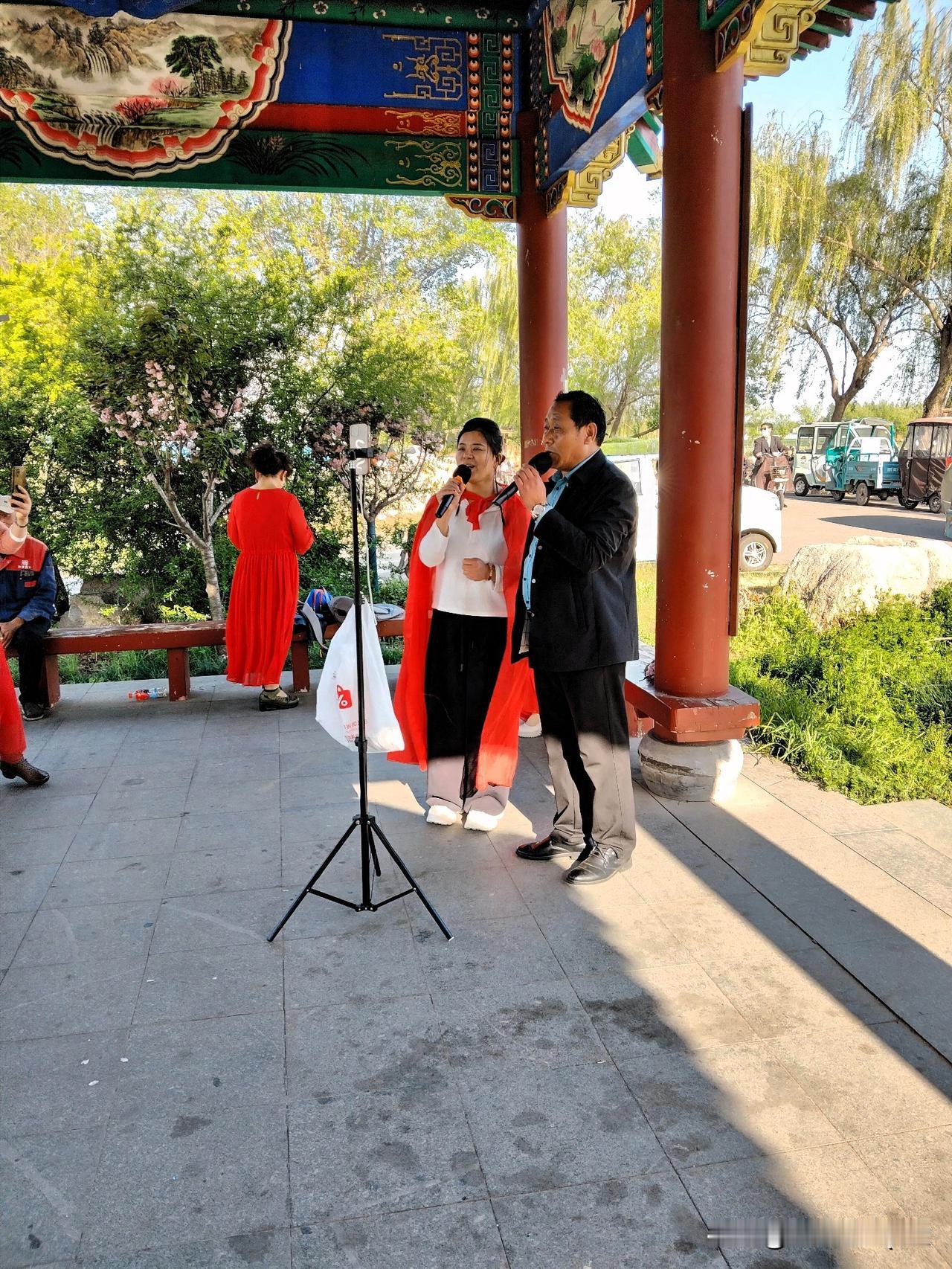 爸爸姓“贼”贼字加了双引号，明明就是一个字意游戏。爸爸姓“贼”，女孩子取什么名字