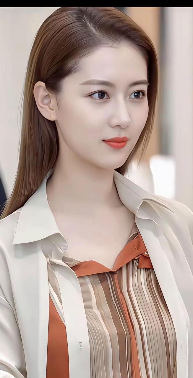 这姑娘打扮得真精致！