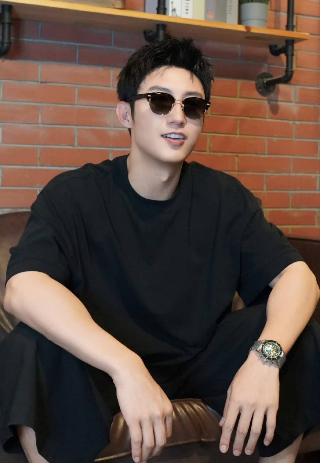 赢风官宣黄景瑜黄景瑜《赢风》单人官宣！！燥候这个无名赤子纵身规则荒蛮的商业丛林[