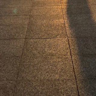 余生很贵，努力活成自己想要的样子，愿你能穿运动鞋撸铁汗如雨下，也能穿高跟鞋潇洒貌