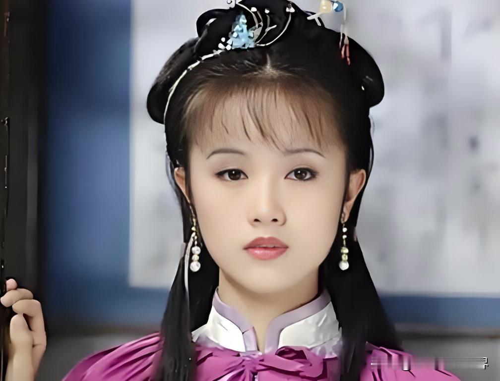 朱媛媛真的好可惜呀！

论长相，当初也是非常漂亮的美女，在《康熙微服私访记》里的