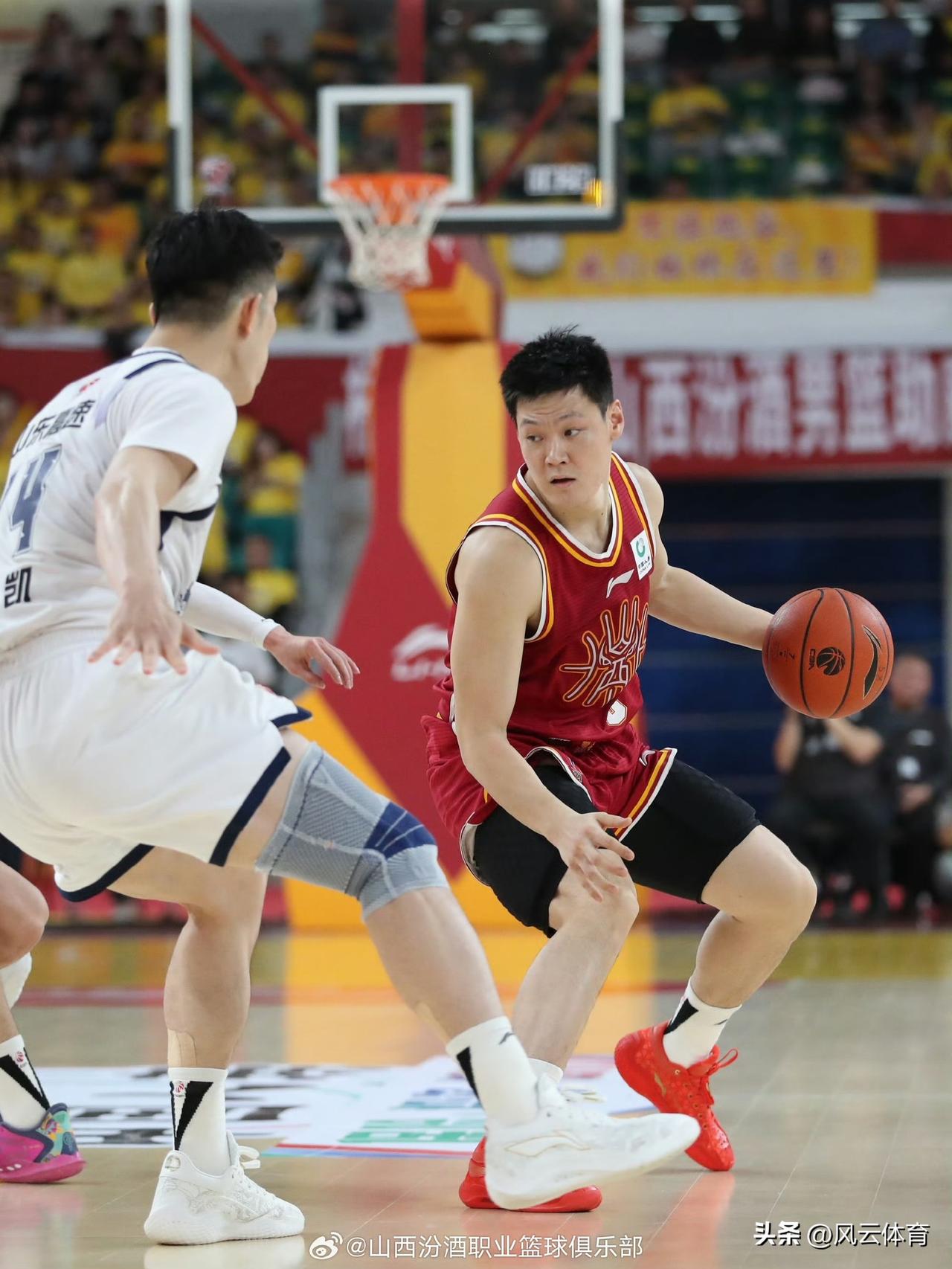 山西汾酒在主场强势击败山东队！暂时攀升至积分榜第八位！回顾这场赛事，首节比赛，山