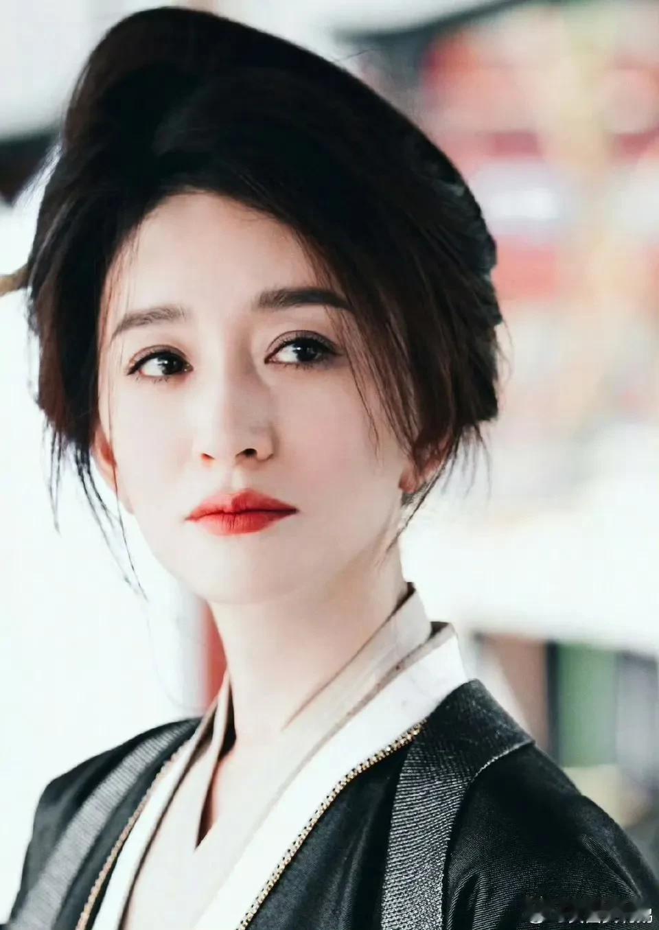 李小冉这气质确实很绝！记得第一次看她的戏是在《别了温哥华》，她在剧里扮演一个性格