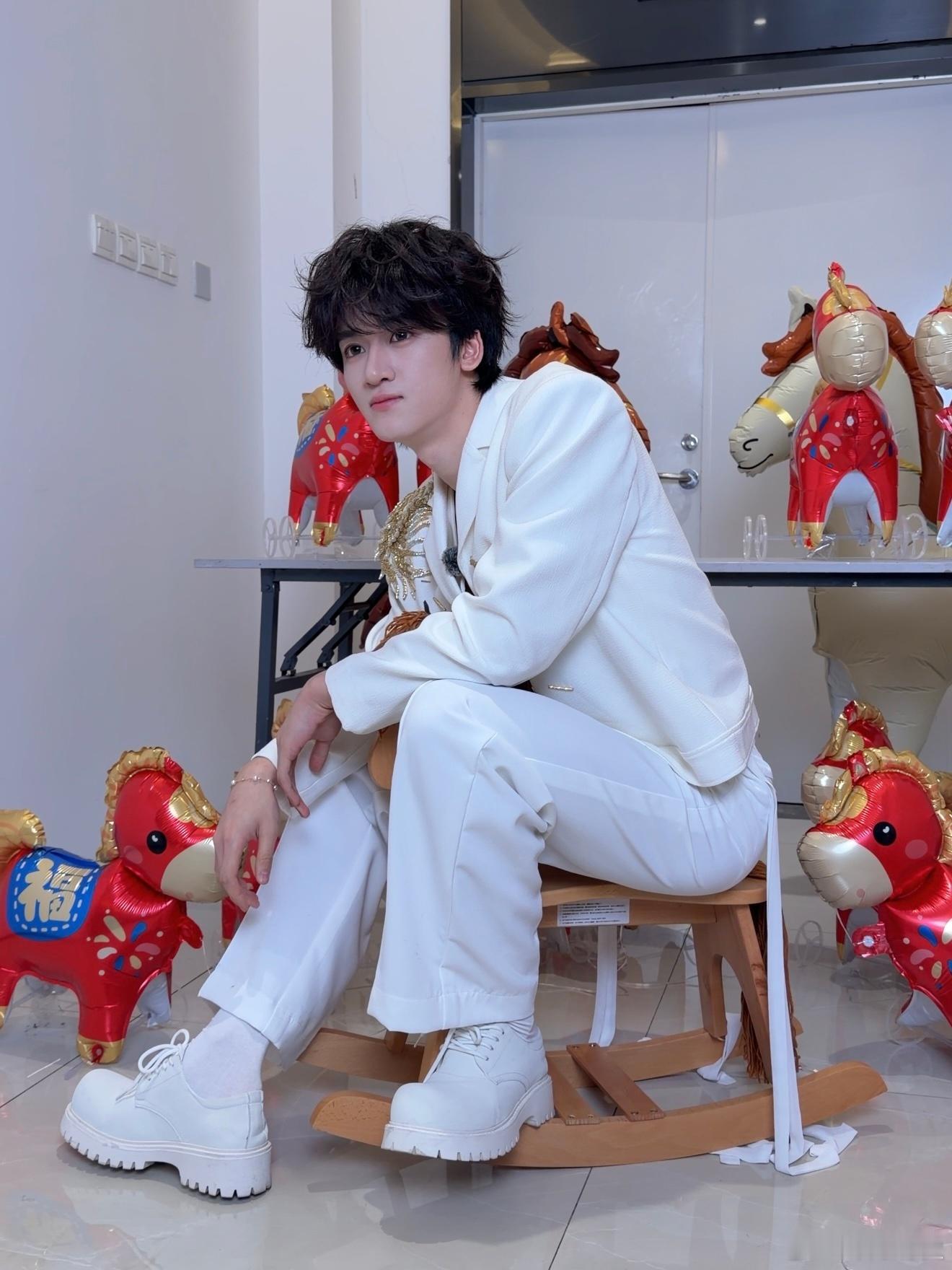 邓佳鑫上音综像是来交友的 别人忙着研究战术怎么赢，邓佳鑫忙着跟大家唠嗑增进感情。