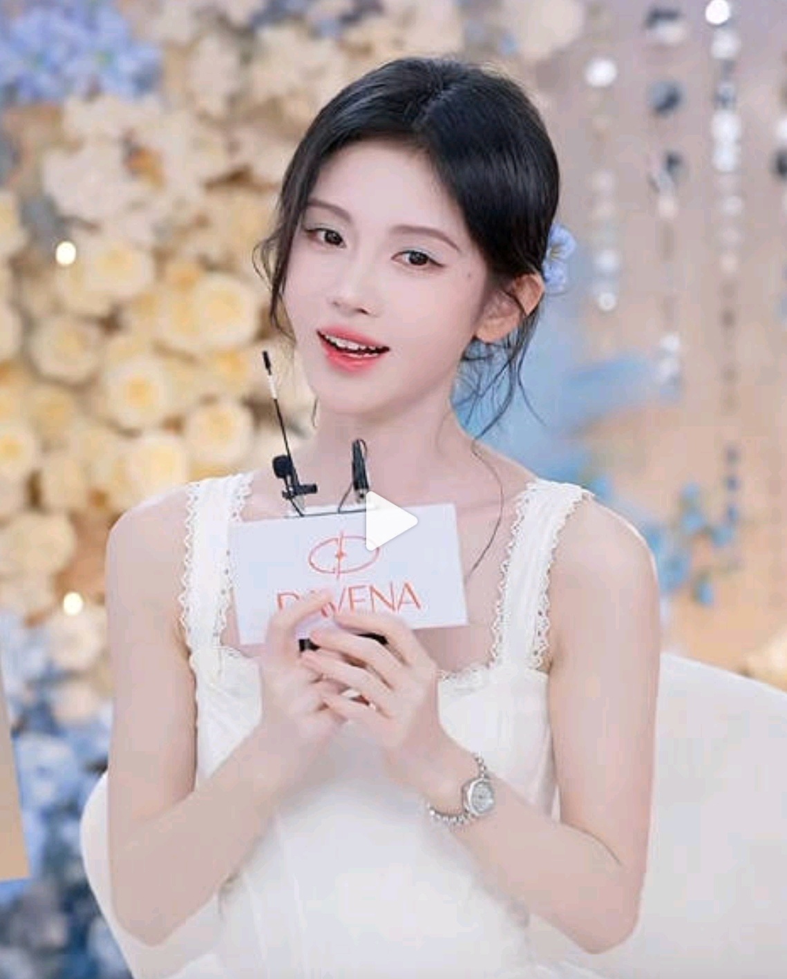 鞠婧祎直播4000年一遇的超级大美女，秒杀一切女明星！[哈哈] ​​​