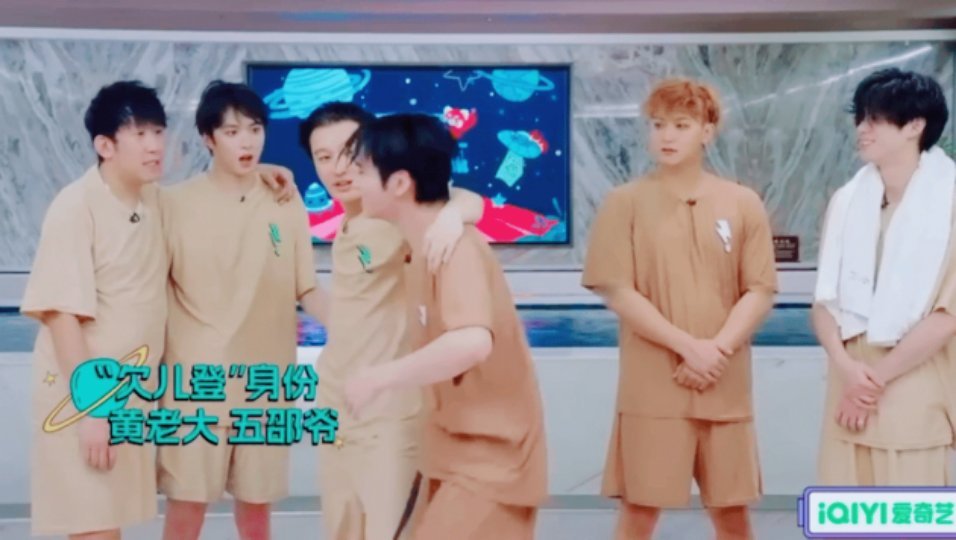 邵子恒差点把黄晓明搂摔了 胜利的喜悦真的太有感染力啦！邵子恒获胜后难掩兴奋，激动