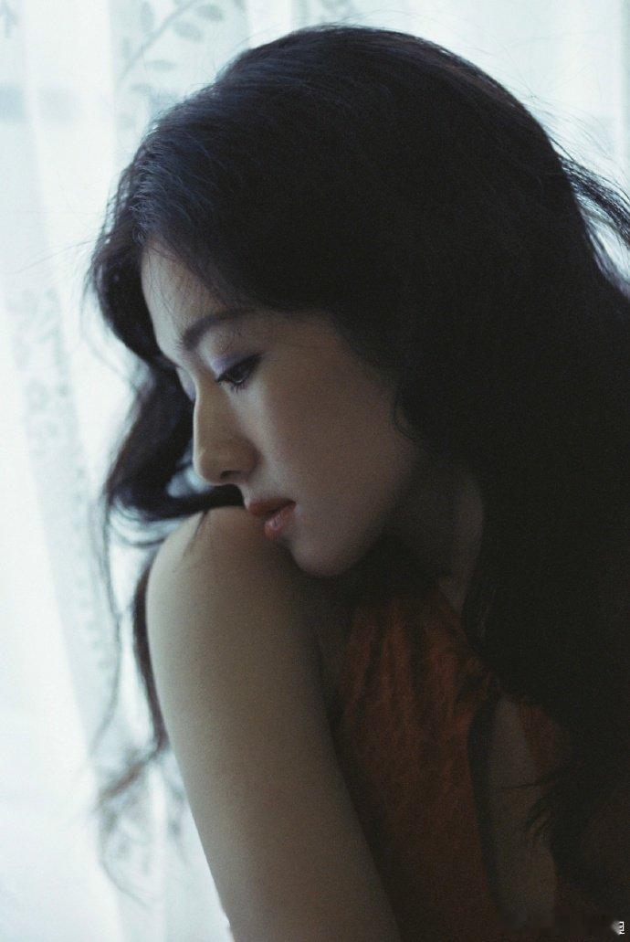 李兰迪模糊的画质清晰的美貌李兰迪端午祝福好暖心哇，还贴心分享窗外淅淅沥沥的雨声，