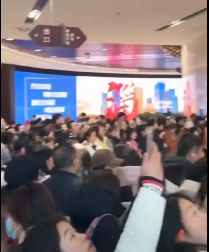 董宇辉今天下午淄博直播现场人山人海
一点都不冷大家聚在一起[比心][比心][比心