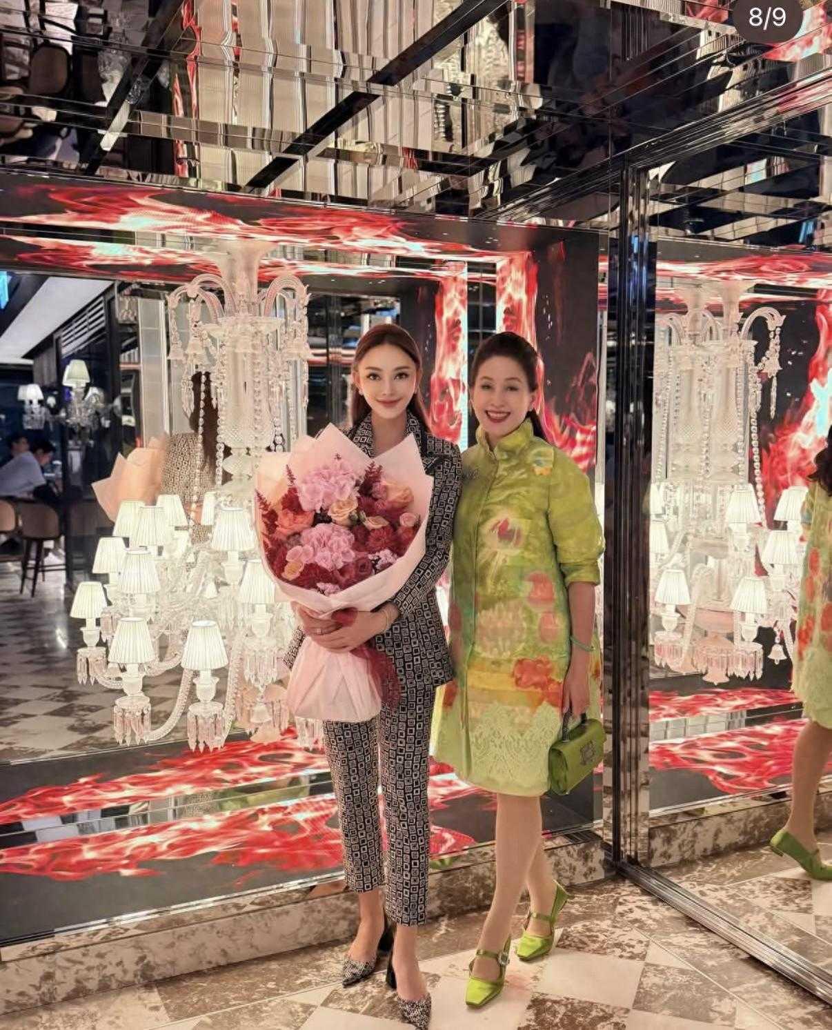  张利华手捧鲜花与高层同框，离异打拼年收入五百万
魏骏杰前妻张利华39岁生日，由