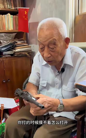 1996年，滕西远私藏两支枪，民警让他上交，可他却一脸淡定：“这两支枪，一支是开