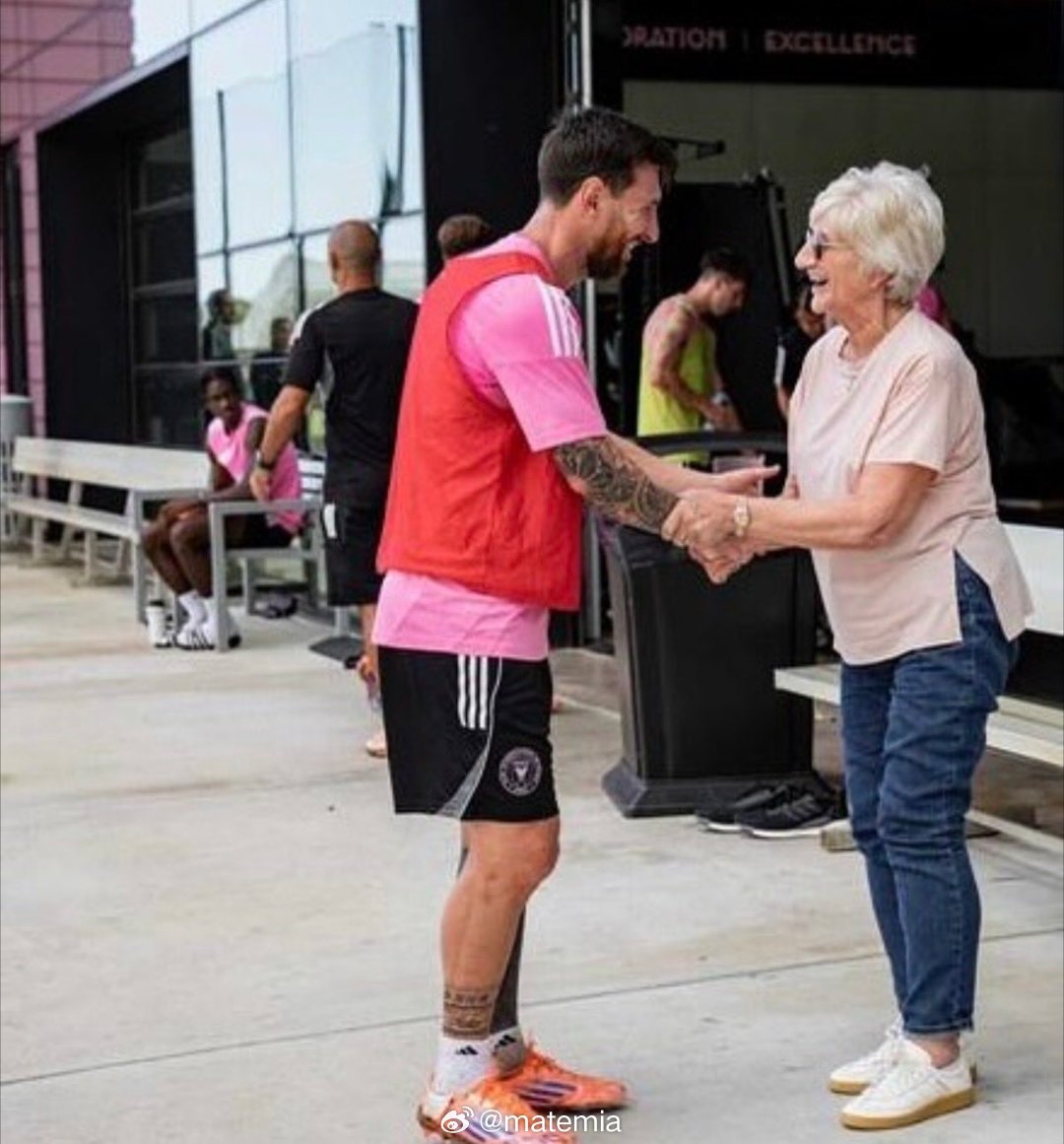 贝克汉姆的妈妈和梅西。 ​​​