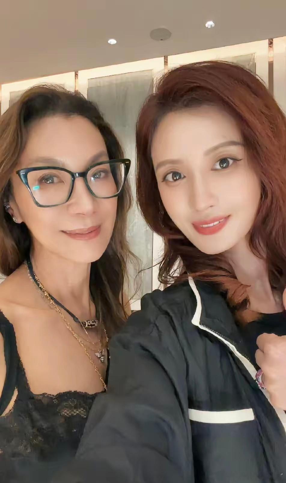 张萌和奥斯卡影后杨紫琼合影，美颜开过头了姐？ 