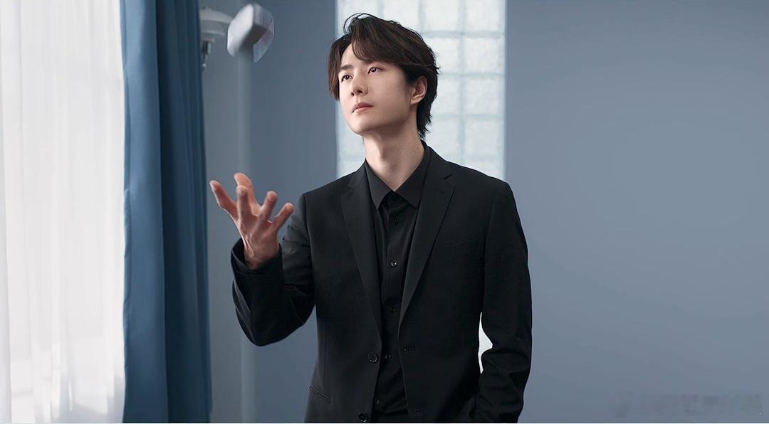 王一博的贴贴攻略  王一博情人节短片释出，满格少年感直接封神！独有的干净纯粹不用