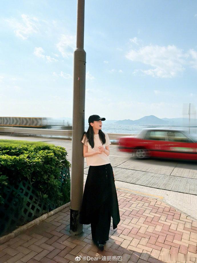 迪丽热巴给路人打了马赛克迪丽热巴给路人打码谁被这份细腻戳到！迪丽热巴发布照片时特