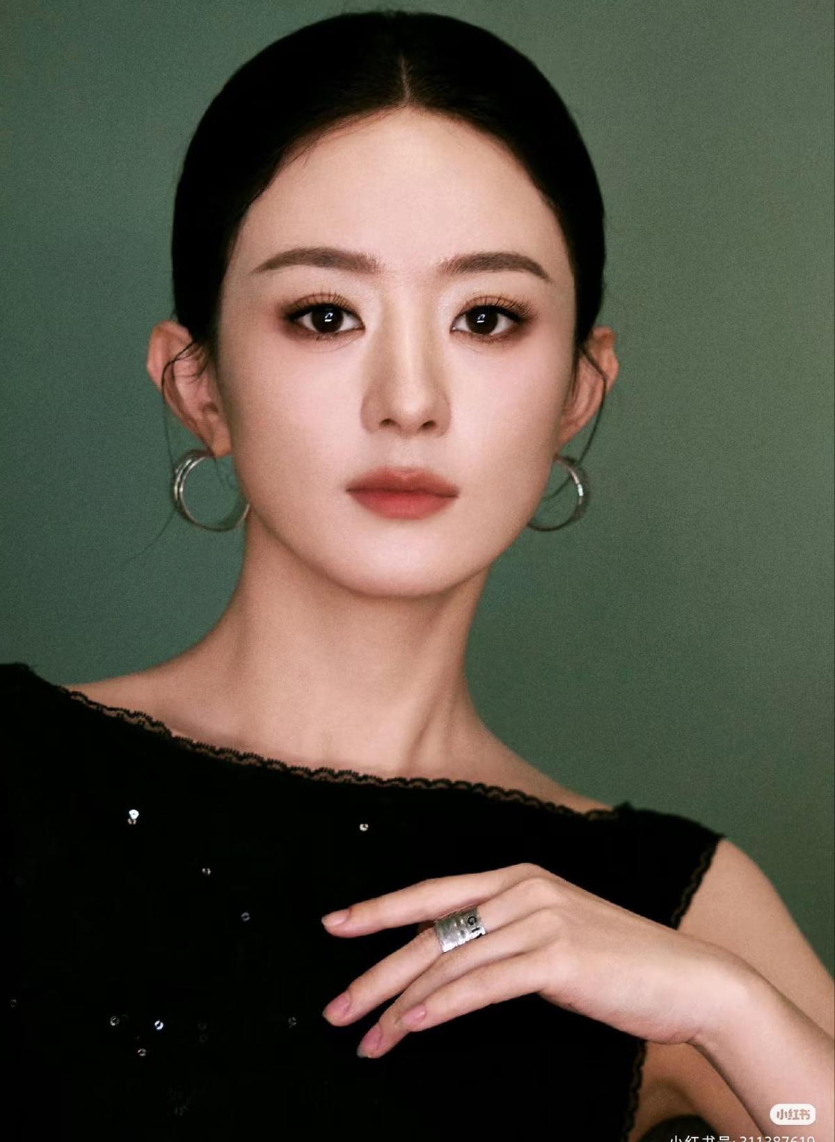 她不是科班出身，没人看好她。
7年跑龙套，连名字都没人记。
可她盯着镜头练眼神，