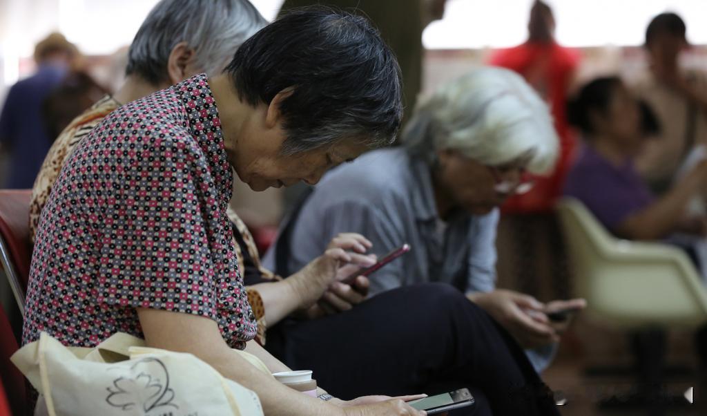 你说科技发展的意义为了啥？看完腾讯给爷爷奶奶们开的这场AI工具课后，我感觉路走对