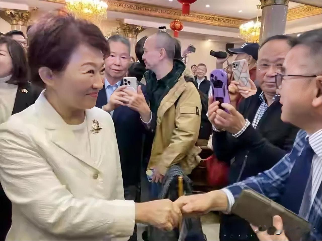 别被误导！卢秀燕两岸立场，真相没那么简单
 
大家都在说她“温和务实”，却没人看