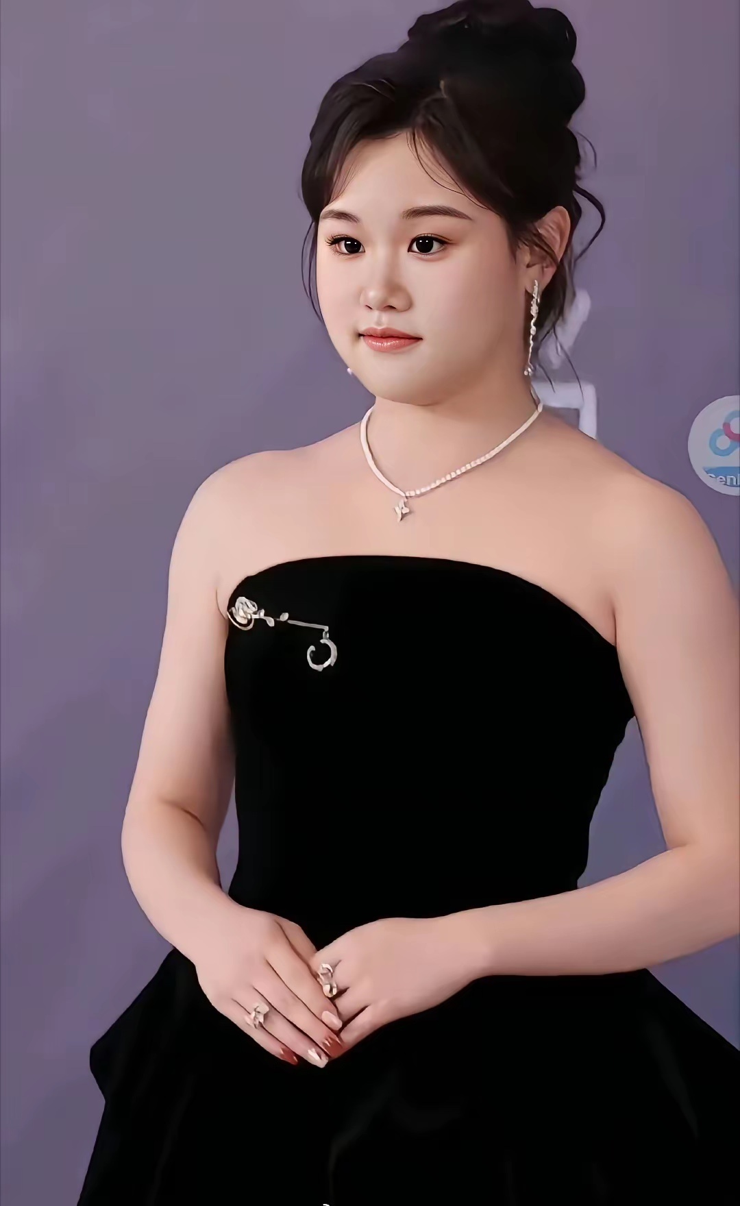 张家齐才是真正美女，出水芙蓉，大气.有气场.有福相，让过目不忘。 