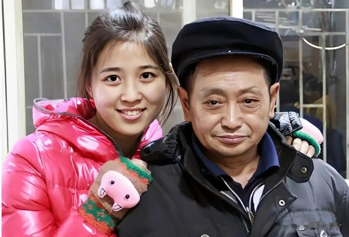 重庆36岁农村光棍雪夜捡到女弃婴，终身未娶养大，供她读医科大学，病危时却拍着炕说