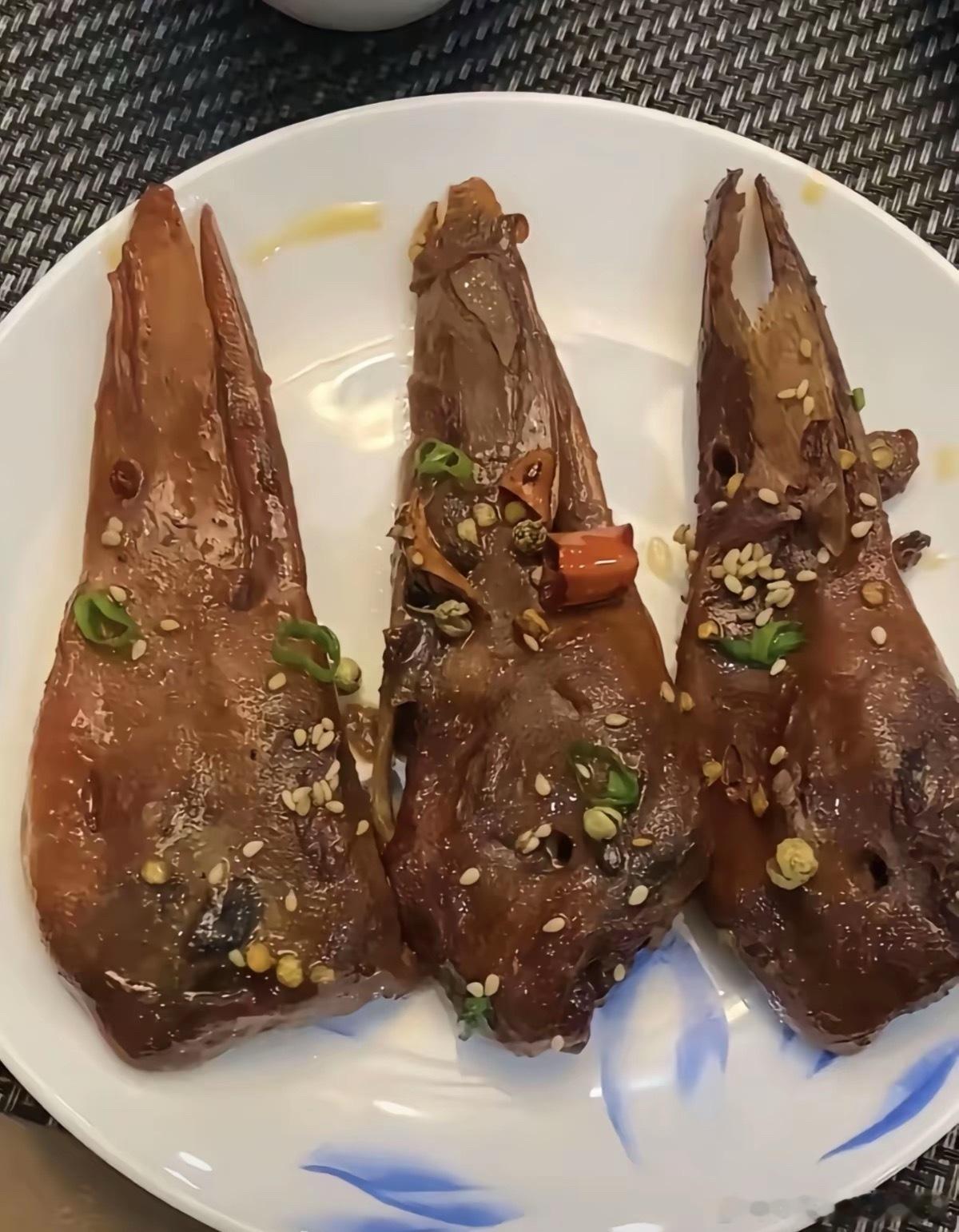 兄弟喊我去喝酒，说有三个丫头，特别辣[捂嘴哭]七夕我的美食日记 ​​​