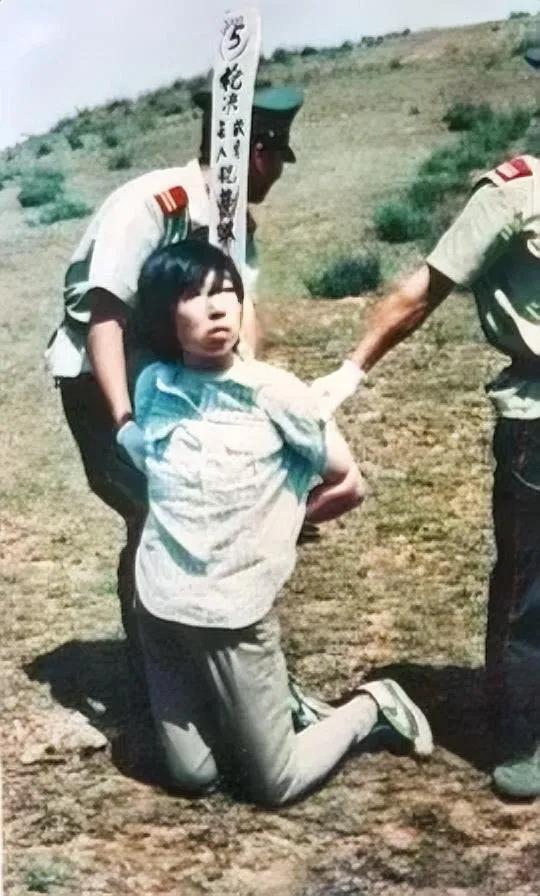 1993年，河南某地刑场，曹琳琳被执行死刑时，留下的最后一张照片，镜头中的她，跪