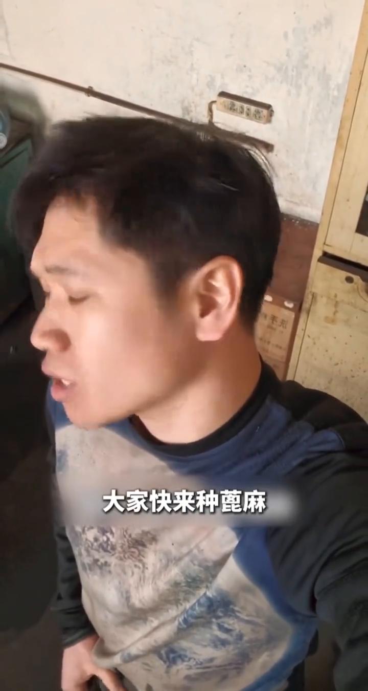 男子表演"小学生背课文"。网友：出现了很多人的影子。
近日山西一男子表演"小学生