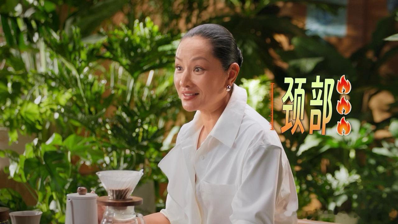 瞿颖这波"翻红是颈部"，Chill感拉满。热心网友不忍心让姐一直这么闲，必须给她