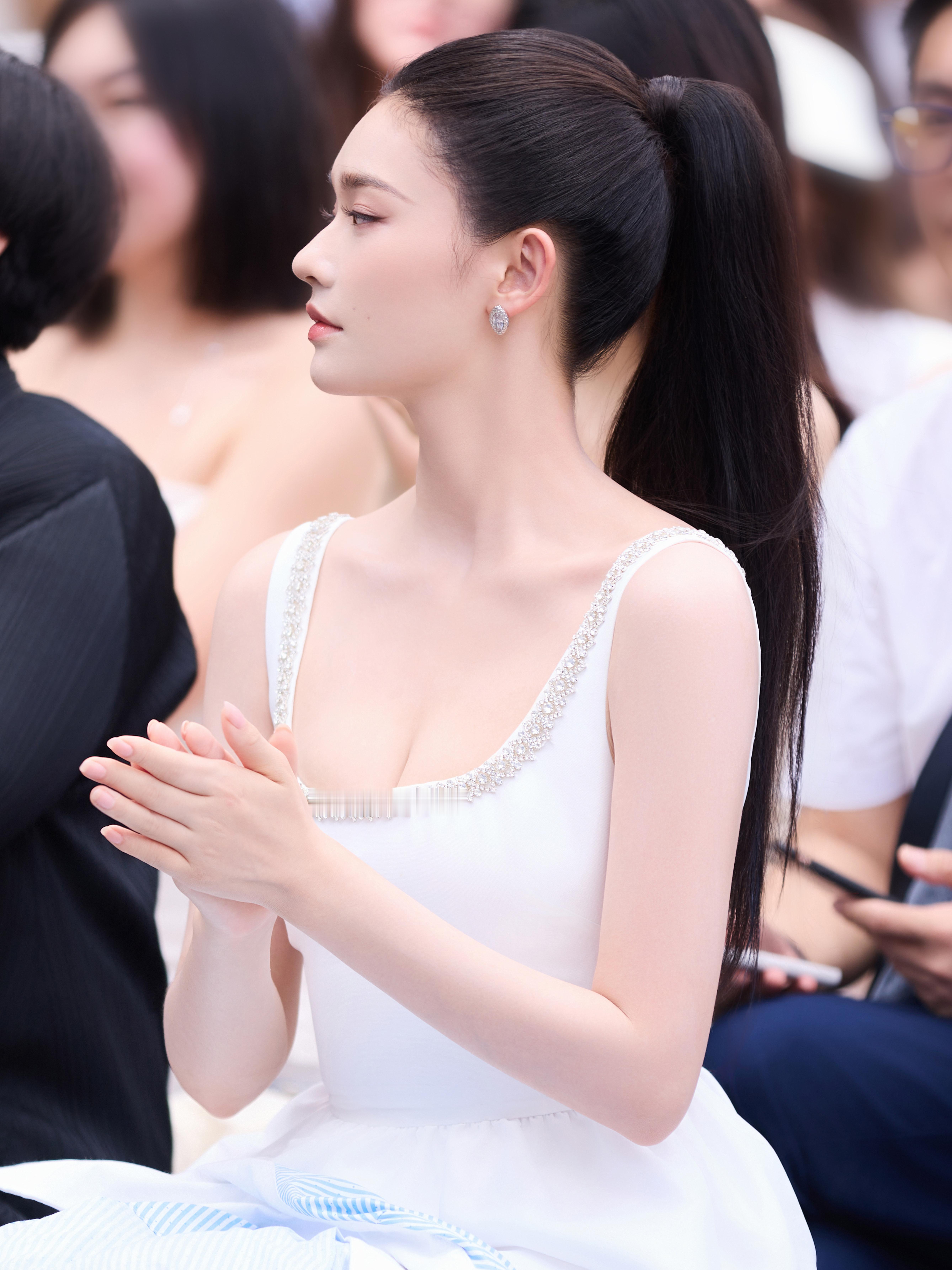 林允，黑白吊带裙，不一样的明艳风格 ​​​