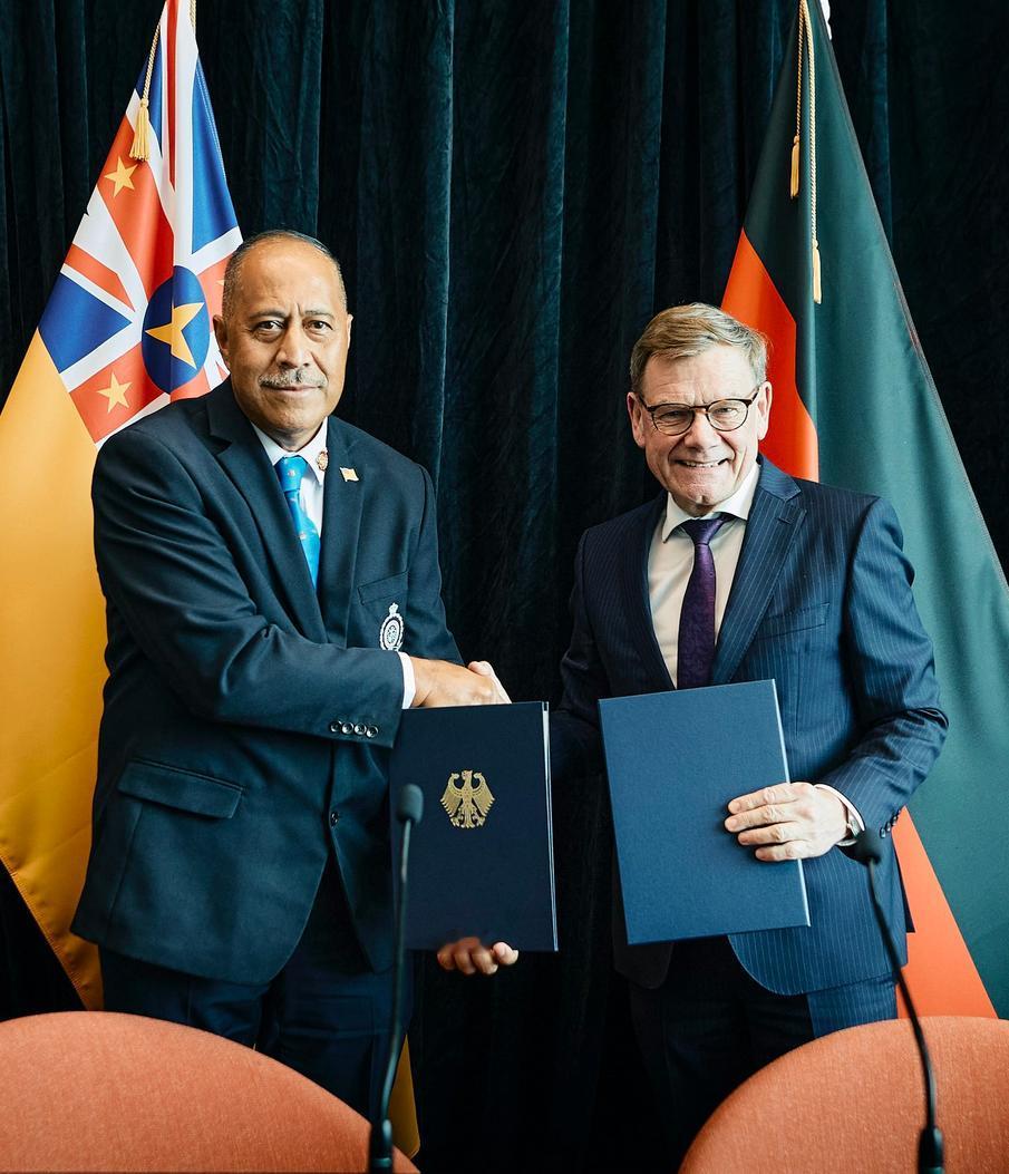 德国外长约翰·瓦德富尔在访问奥克兰期间与纽埃政府首脑达尔顿·塔格拉吉共同签署了与