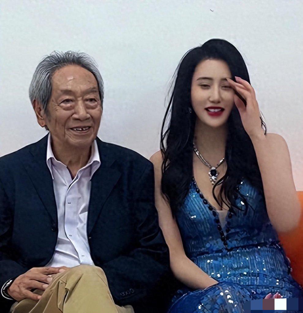 想不到经常演公安局长的王奎荣都有 4000 万的资产，他一把梭哈全部转给了小他 