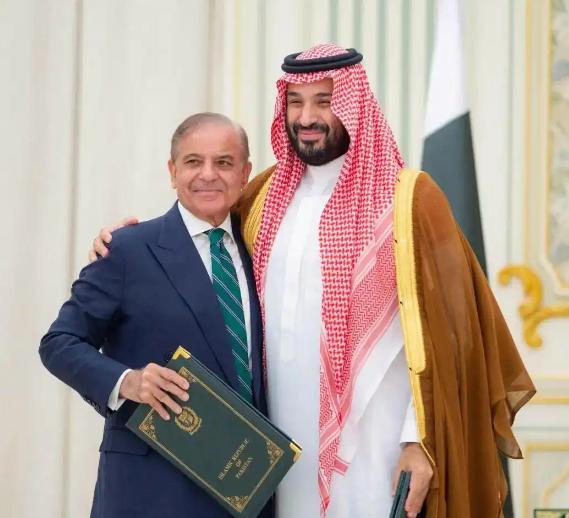 为什么巴基斯坦军队要去沙特驻扎？ 原来沙特前些年吃过一次大亏，被外部势力搞过破坏