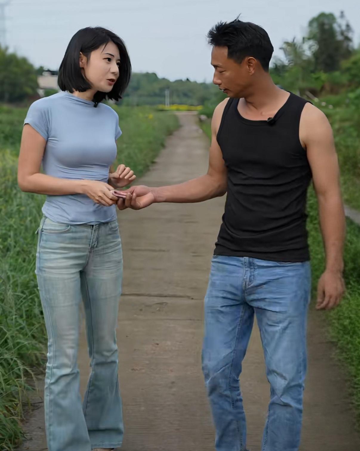 这两个网红，在网上谈了几年恋爱，还说彼此是相亲对象，真是笑死个人。