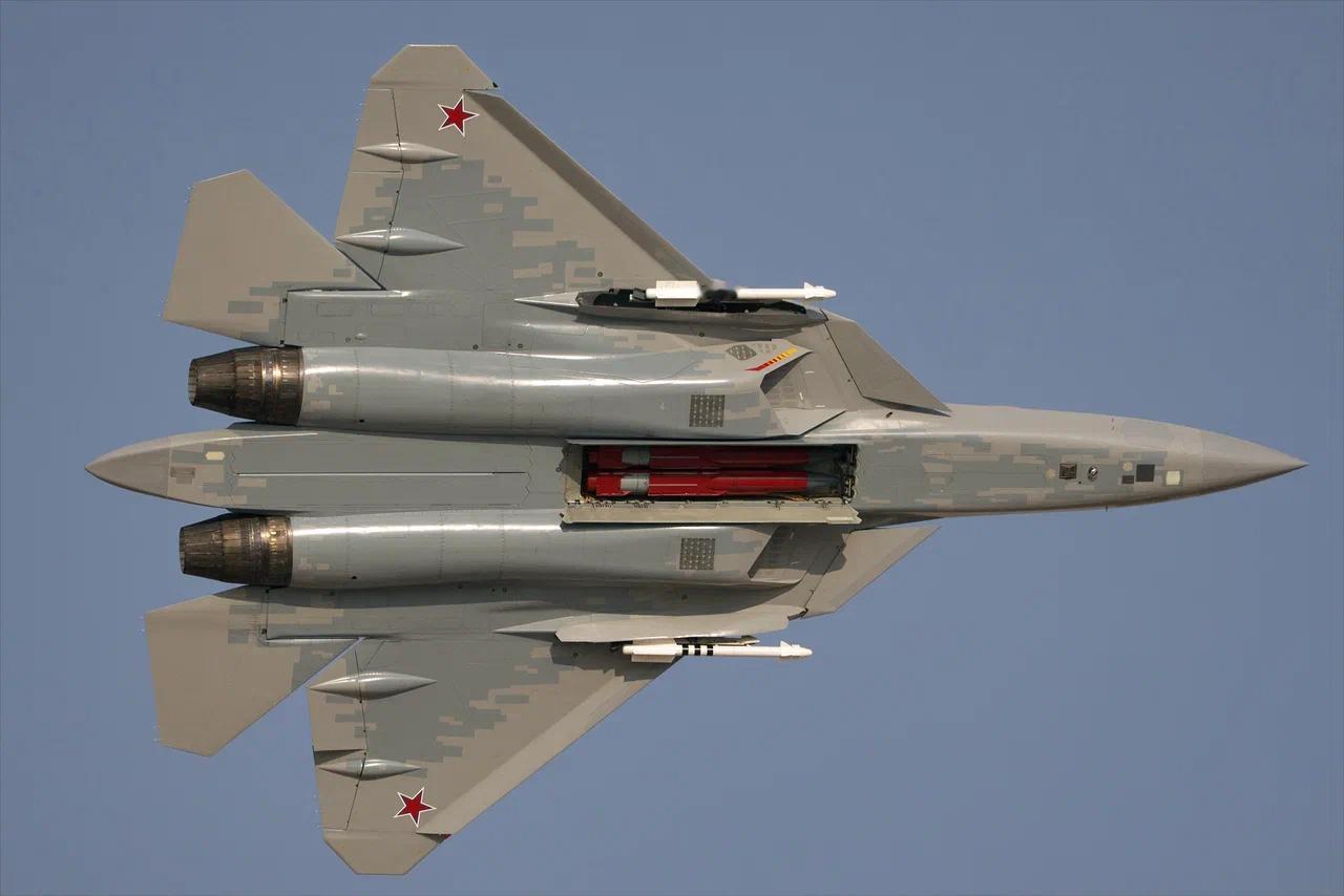 迪拜航展上，打开主弹舱和侧弹舱大方展示Kh-58UShKE反辐射空对地导弹，和R