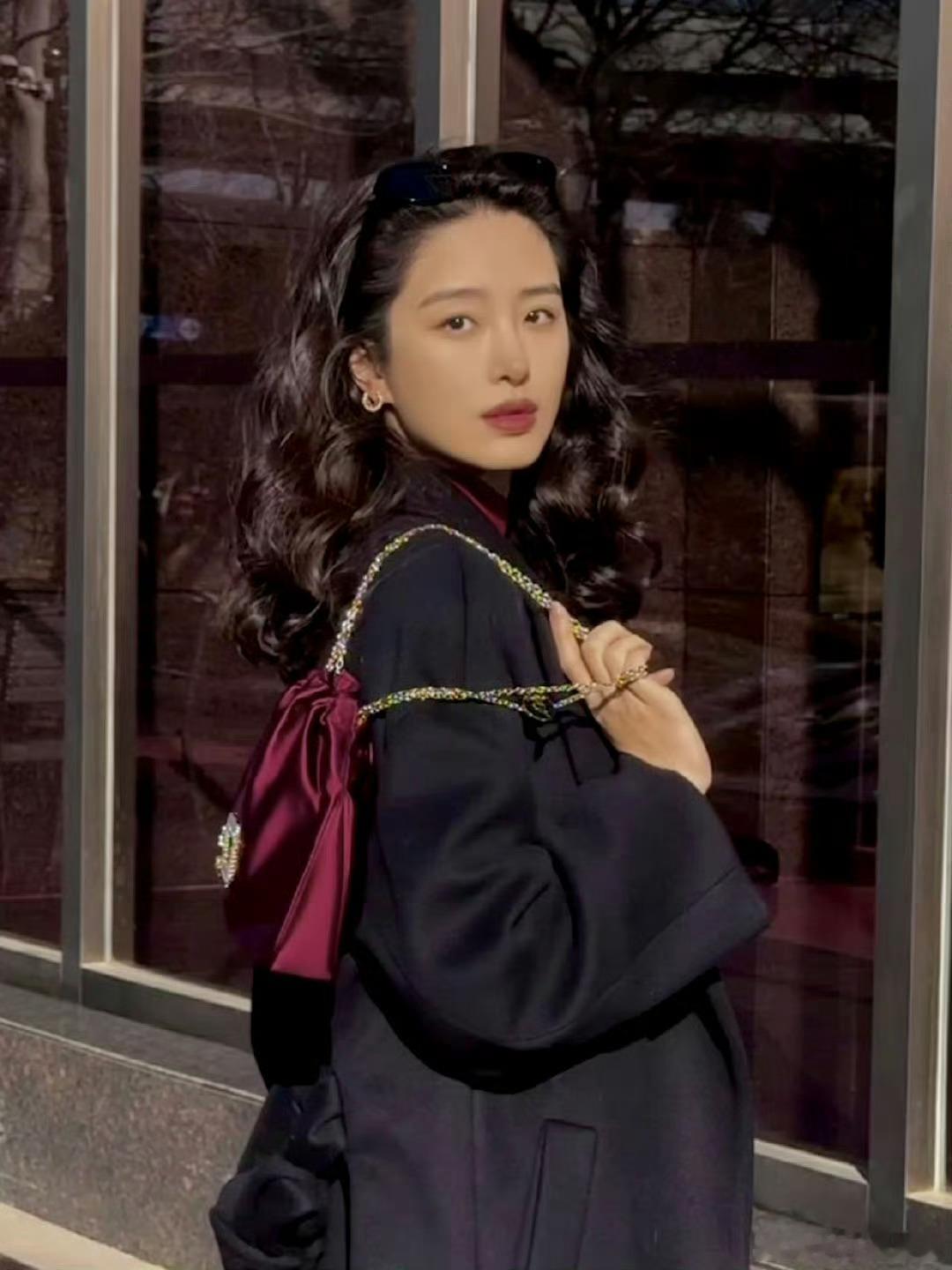 被于正发的杨采钰古装惊艳到失语！于正发的杨采钰 《金吾不禁》里她穿着素白长衫，行