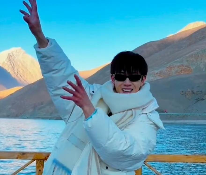 李昀锐的手怎么努力成这样了! 家人们谁懂啊！李昀锐《奔跑吧》新疆路透，我直接又笑