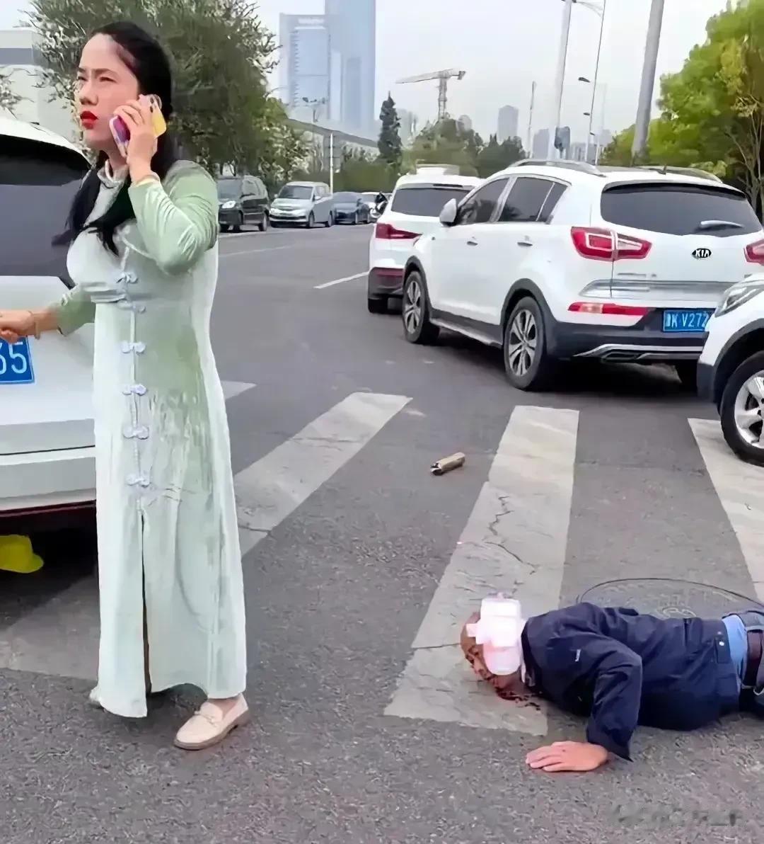 10月7日，山东威海。有一位女人开车，不小心把一位大爷撞到在地，把大爷撞的头破血