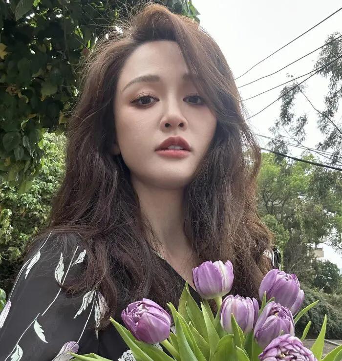 陈乔恩这是逆向生长了吗？越老却越有少女感，沉浸在幸福中的女人果然越活越年轻！