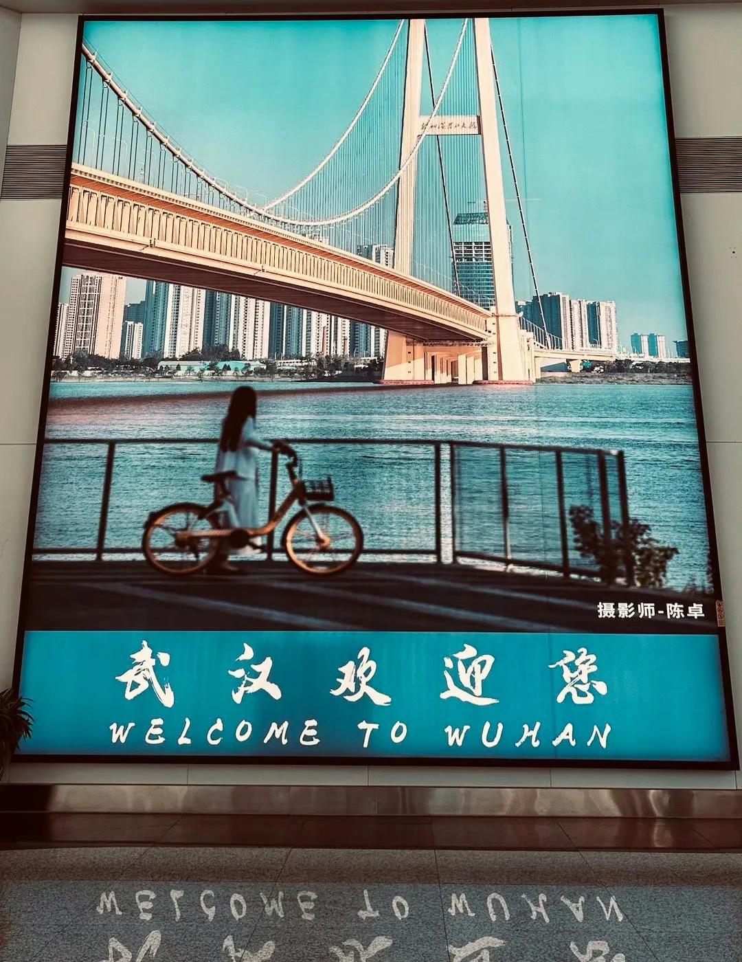 东方甄选ToYo在社交媒体平台发文：干净有序的机场，宽阔通畅的街道，大桥林立的泽