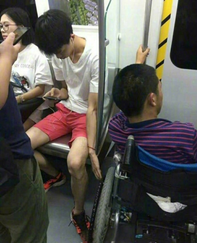 【伸出一只手一只脚，就多了一份安稳的保护】地铁里这个男生一直在玩手机。当一位轮椅