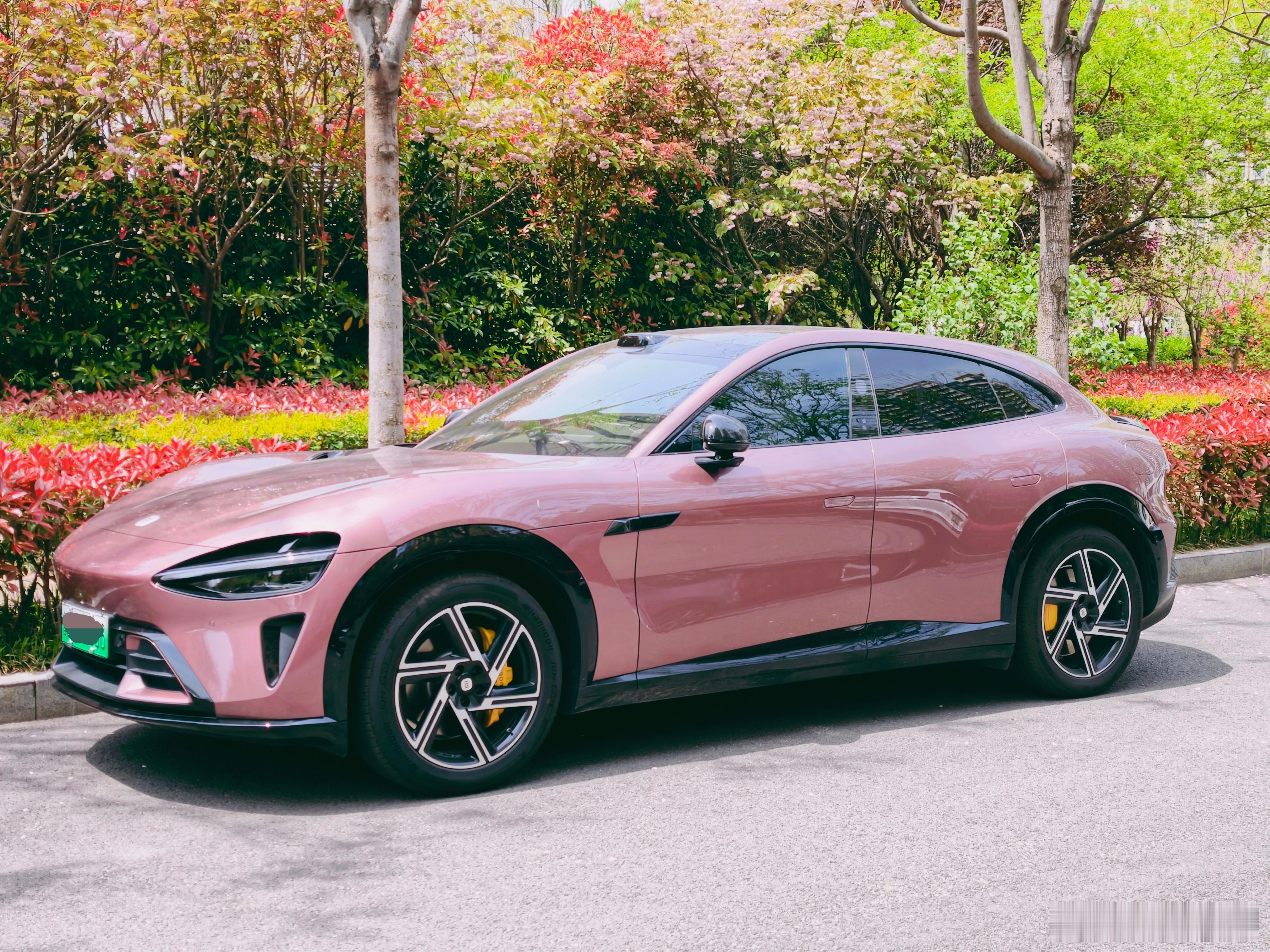 这个颜色的小米YU7还是蛮帅的，男女开都适合，和春天的环境很搭！ 