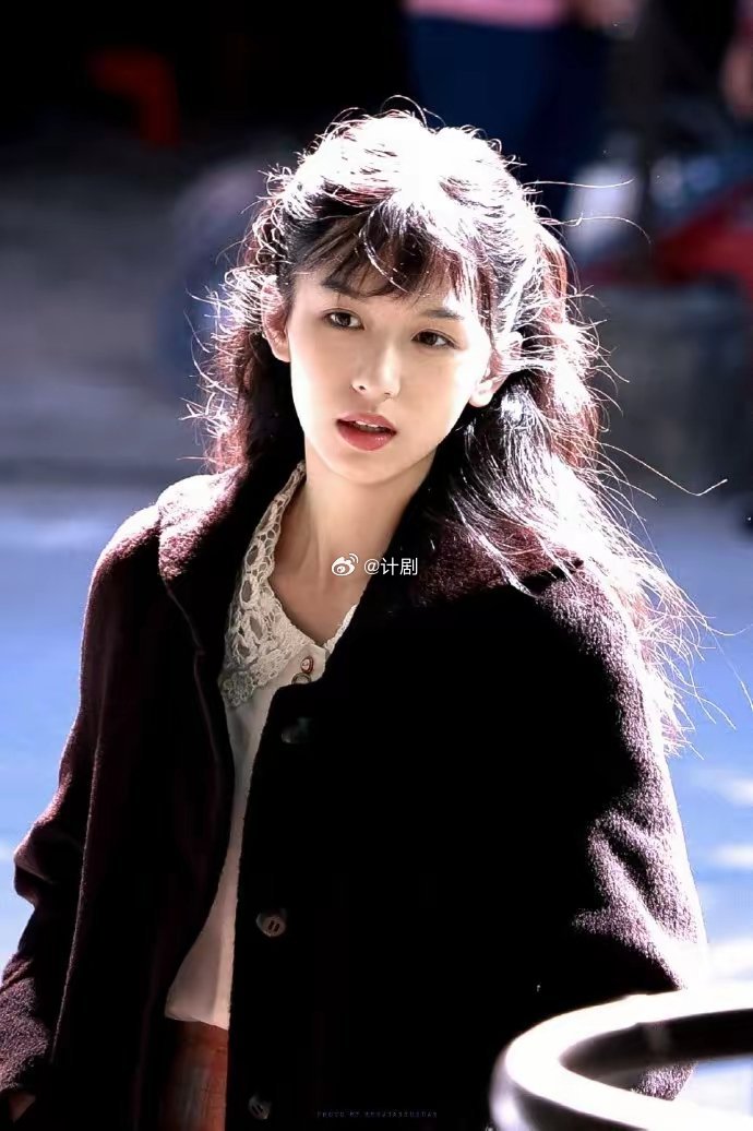 最近发现一个有趣的现象：《你好1983》里的周也，《逐玉》里的张凌赫，这一批新生