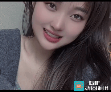 俩人都是“凭实力”单身，说的和做的都不在一个拍上。
傻子好糊弄，不过，姑娘她还是