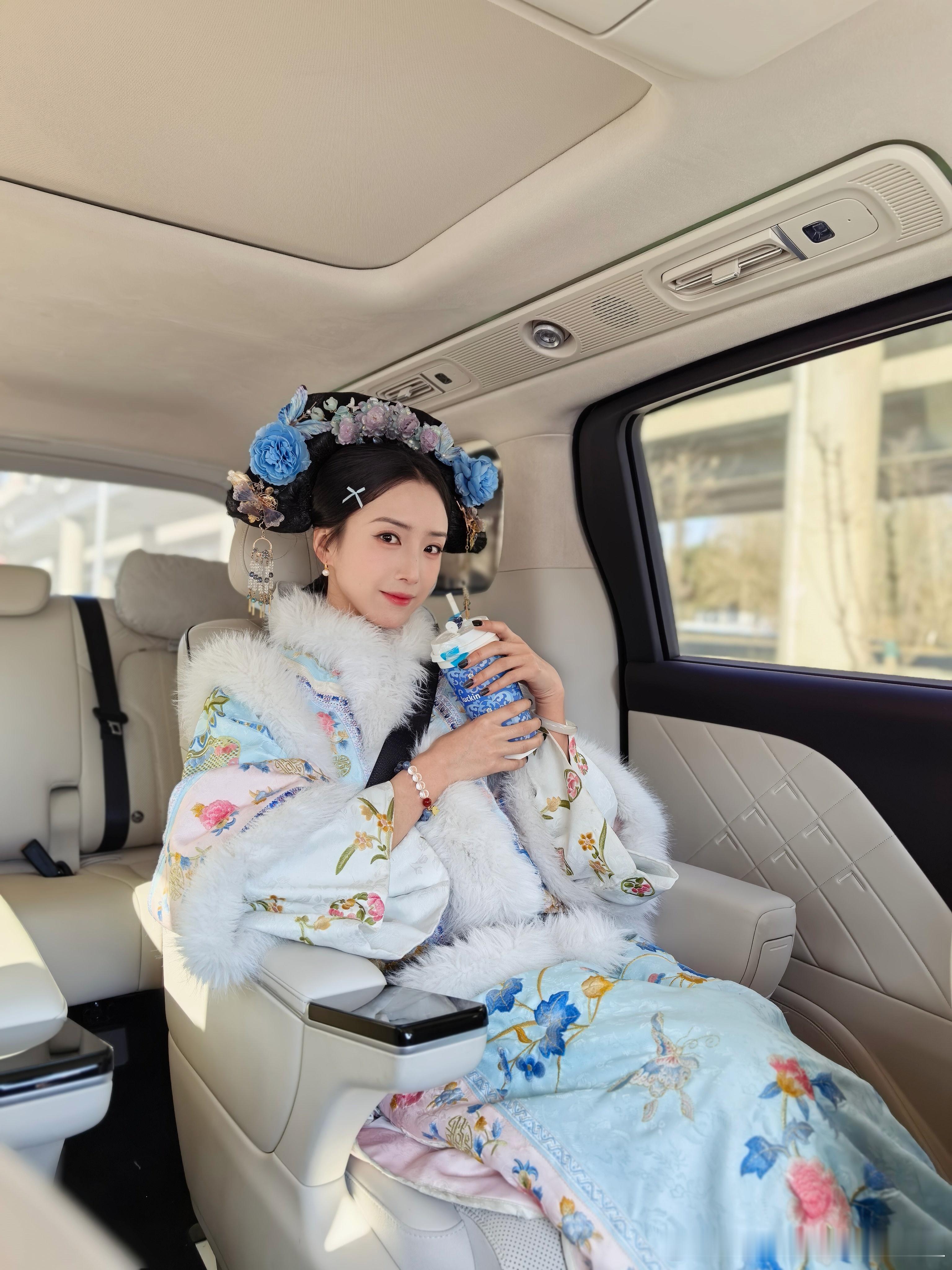 以前的格格坐马车，现在的格格坐大MPV我觉得今天这位格格有点美岚图梦想家