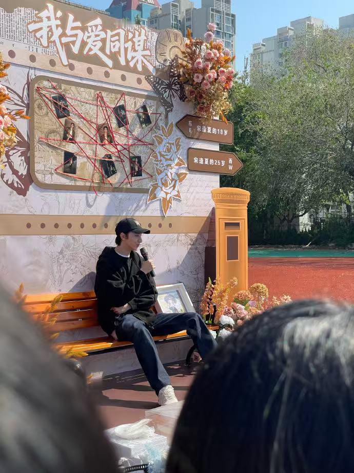 林一坐长椅像拍画报 谁能不心动！林一坐长椅的样子自带画报感，阳光、鲜花和复古布景