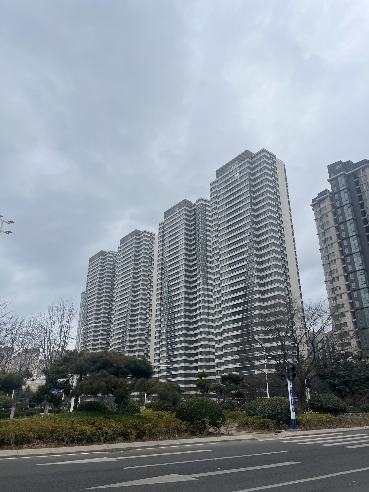2020年之后，青岛楼市进入“改善时代”。浮山后、张村河、灵山湾、高新区等板块成