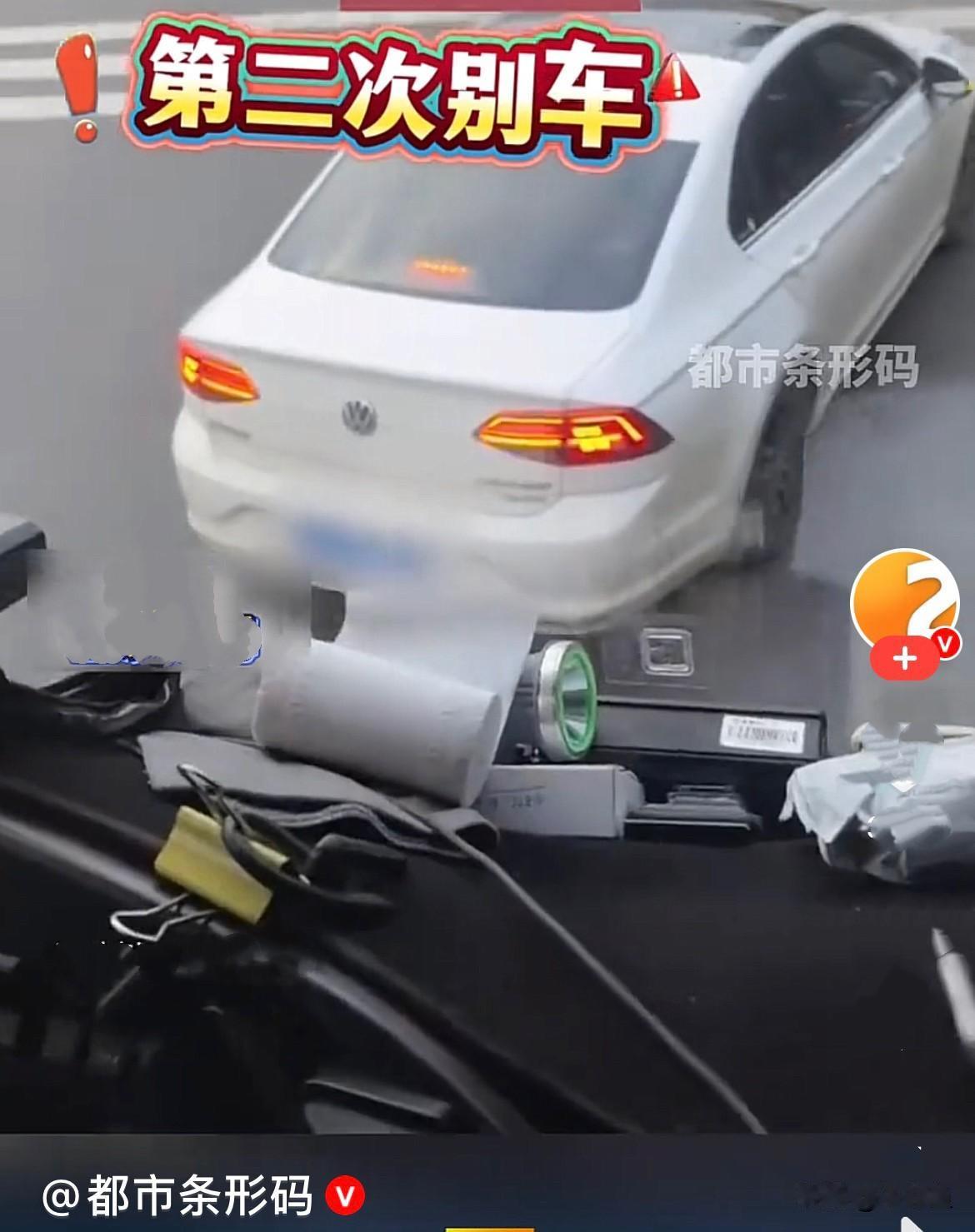 近日，云南玉溪马路上一辆大货车在路上正常平稳行驶，规规矩矩遵守交通规则。没想到后