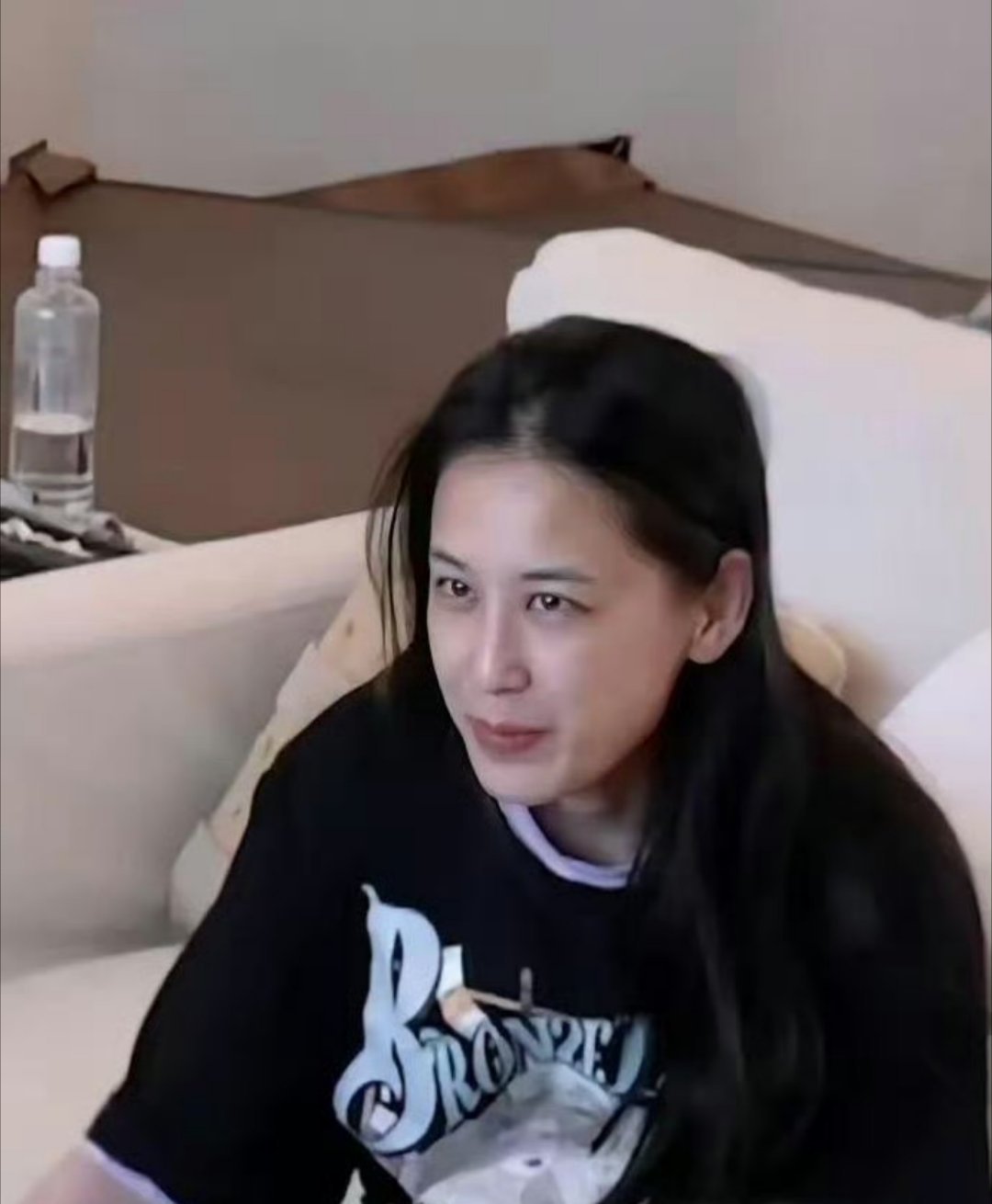 黄圣依对素颜上节目有一种执着。 