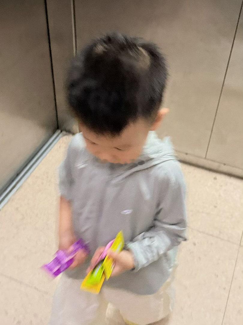 好像慢慢养出了一个情绪稳定的小朋友。熟悉的朋友都知道我儿子曾经是典型高敏感、高需