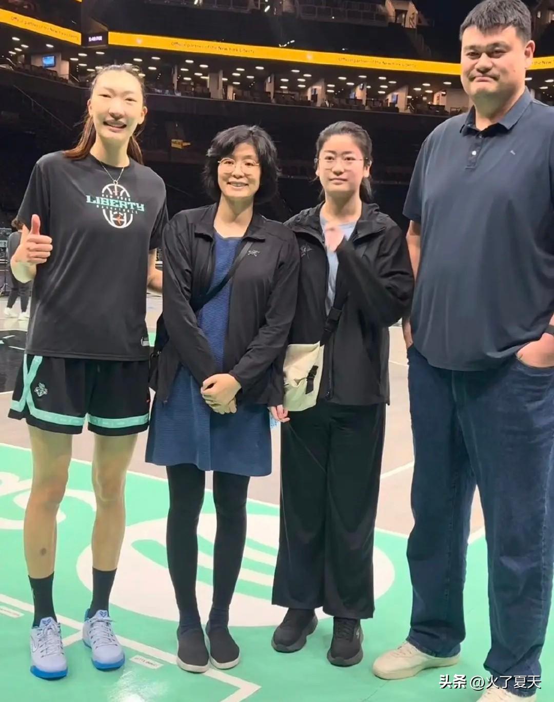 姚明和老婆叶莉、女儿姚沁蕾在纽约大都会博物馆被偶遇，一家三口站在一起，身高比其他