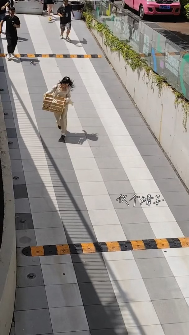 天使婧仪…🥹我们寿星就这样跑到粉丝面前给大家分面包张婧仪给粉丝分面包张婧仪跑到